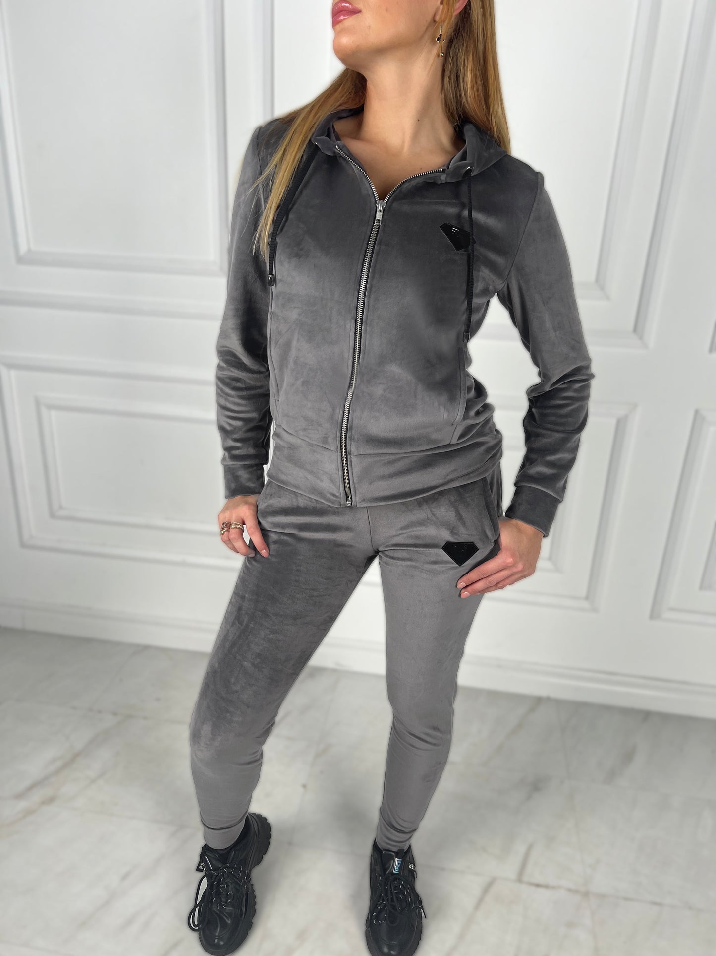 Moteriškas veliūrinis kostiumas su kapišonu 'Moorise"