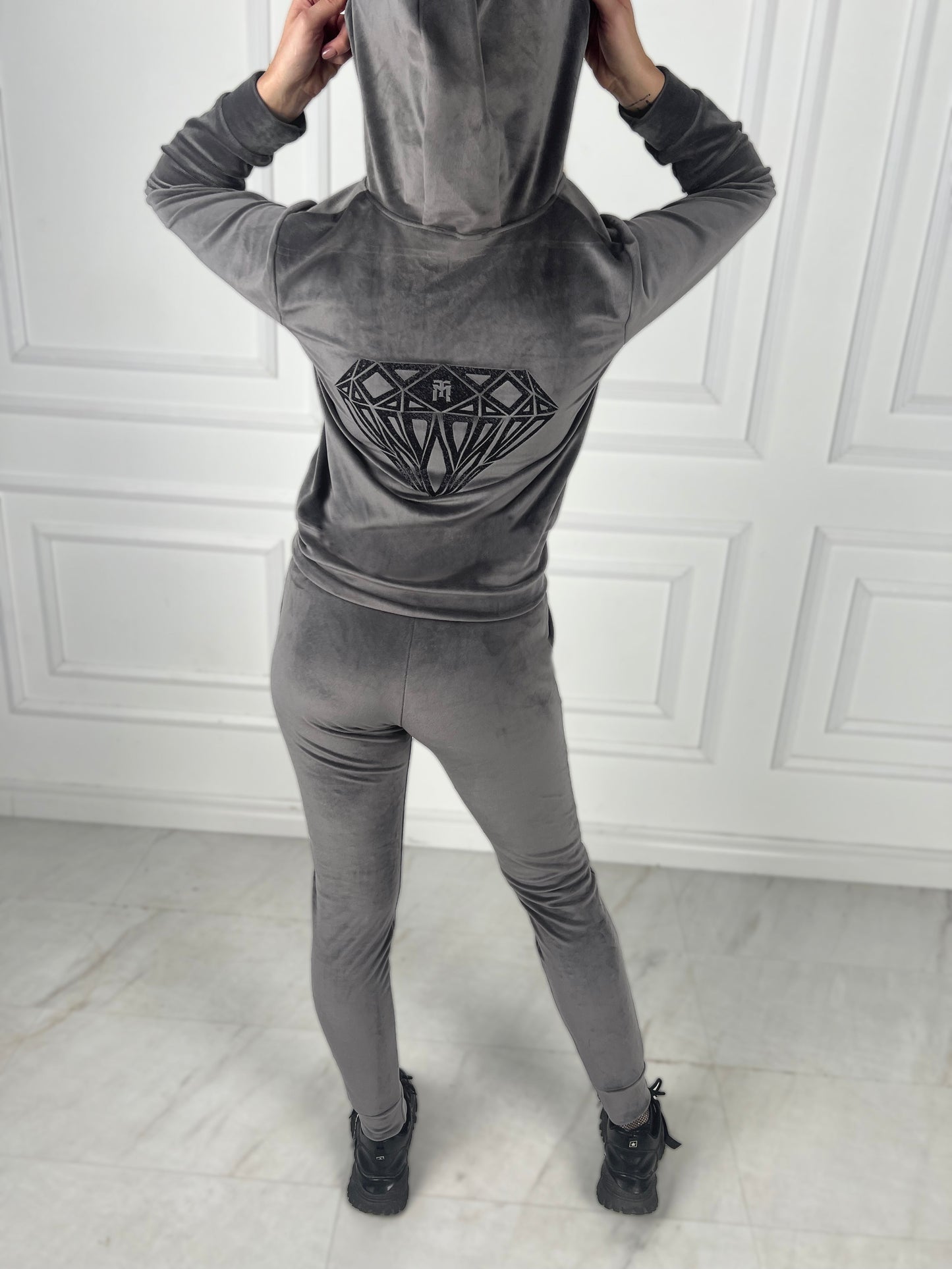 Moteriškas veliūrinis kostiumas su kapišonu 'Moorise"