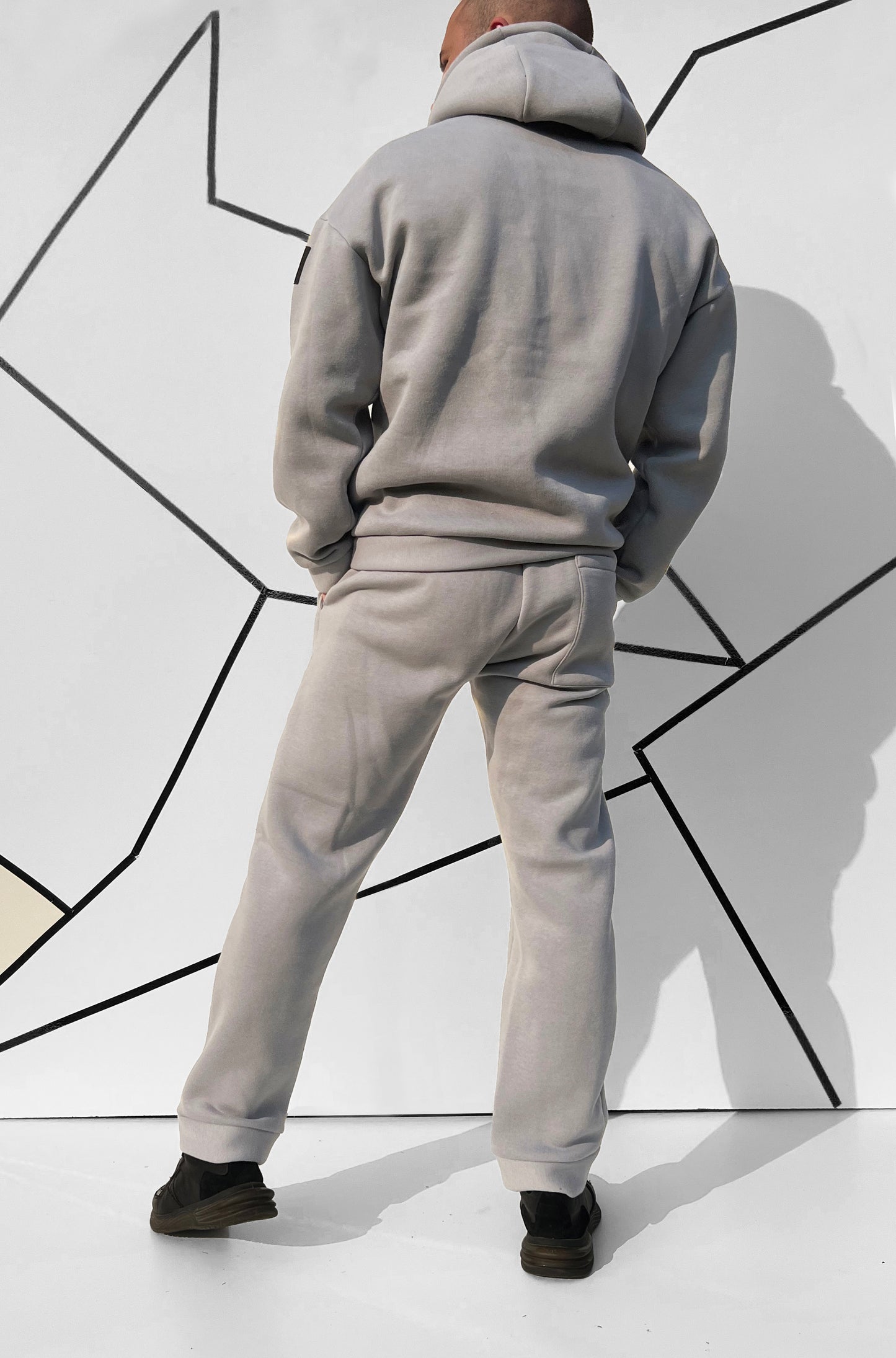 Vyriškas medvilninis treningas – pilkos spalvos oversized modelis