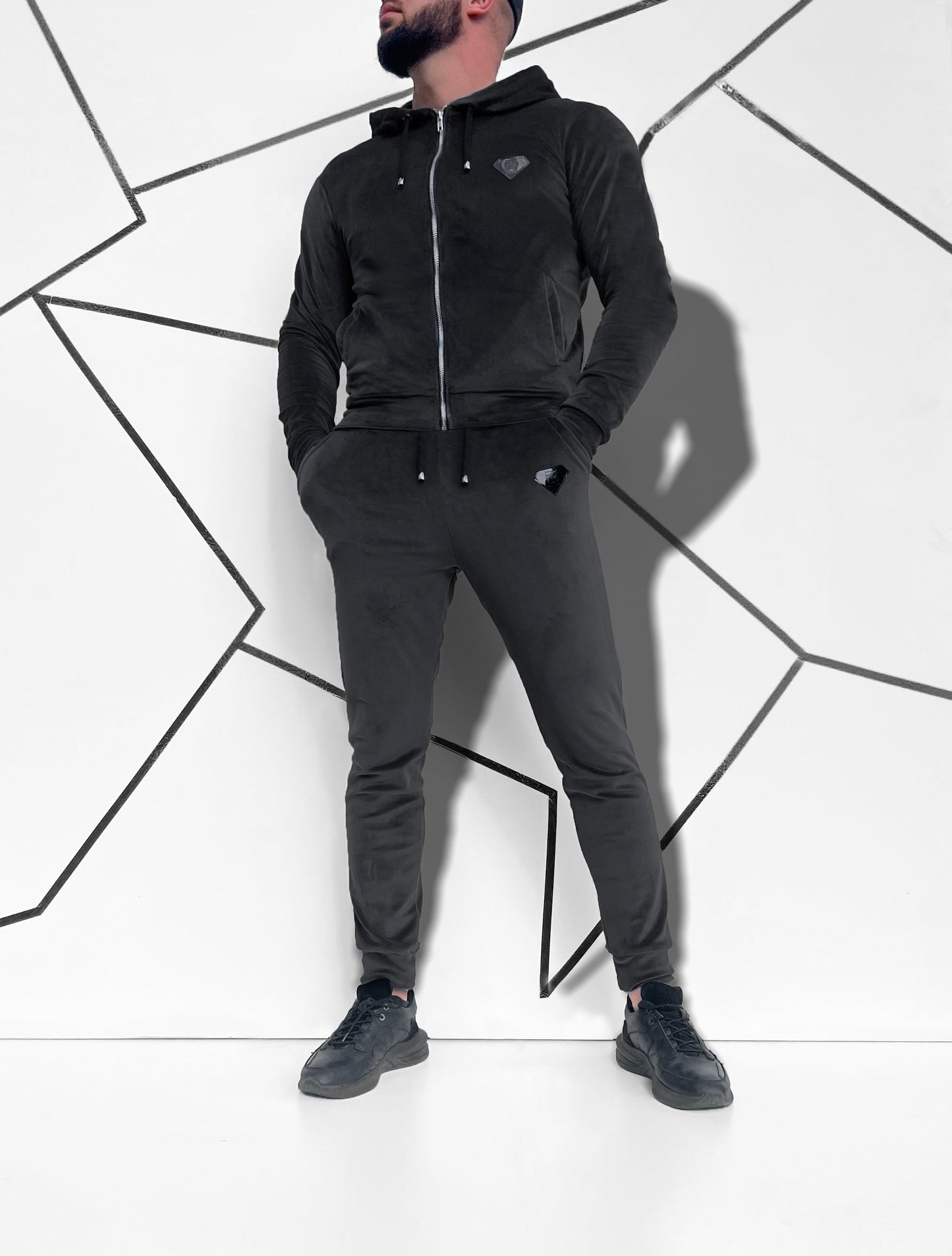 Juodas veliūrinis vyriškas laisvalaikio kostiumas 'Dontervio'