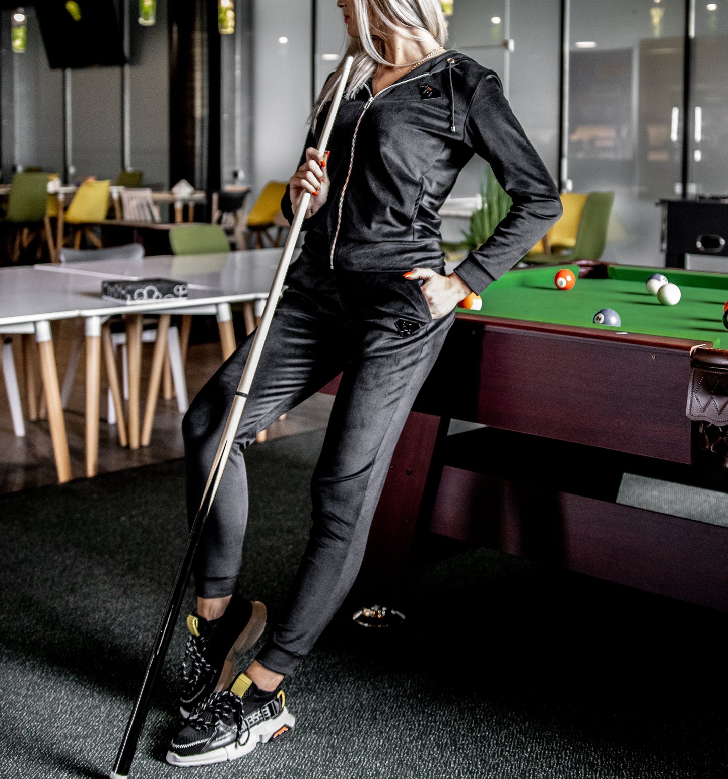 Moteriškas veliūrinis laisvalaikio kostiumas 'Moorise'