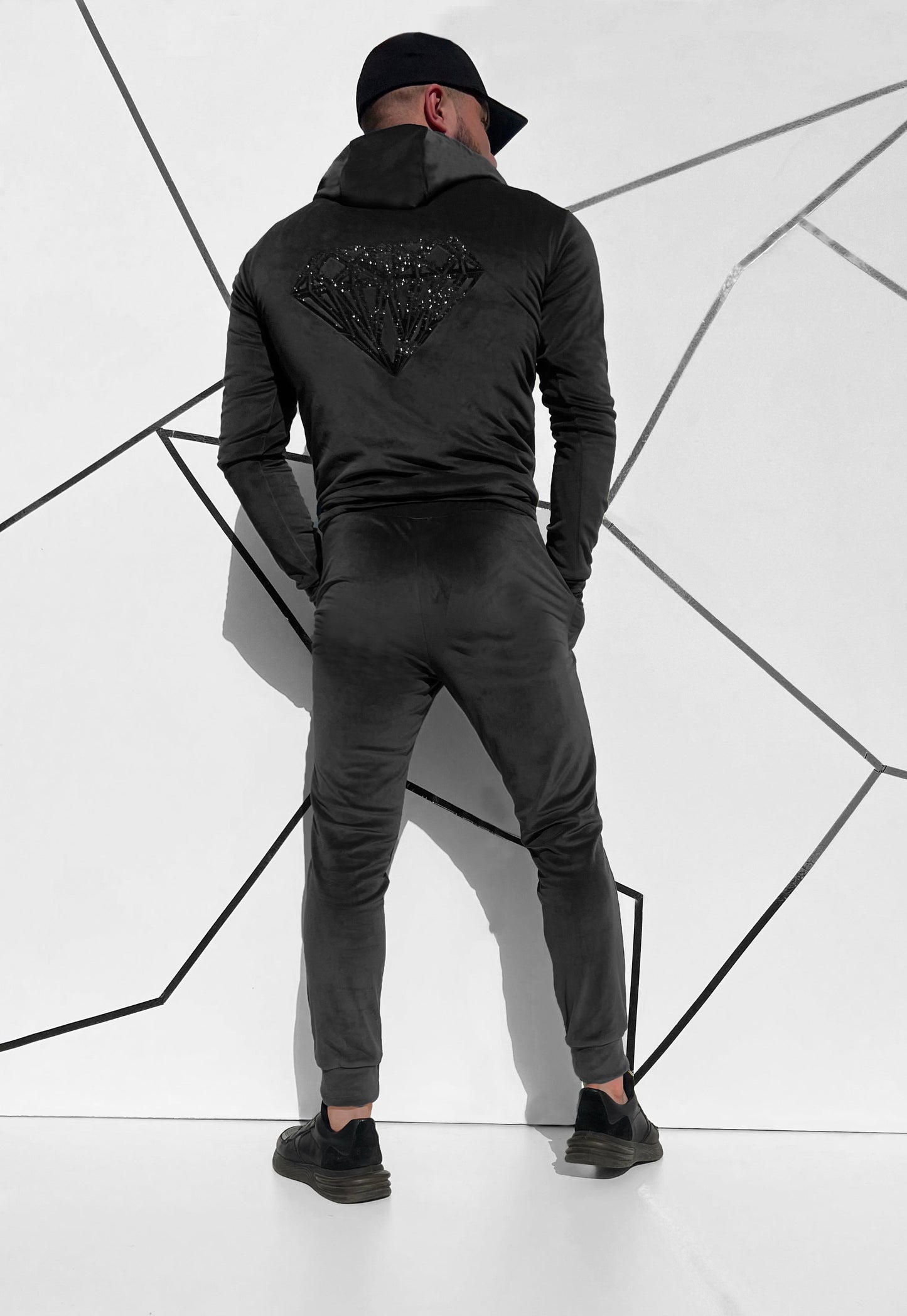 Juodas veliūrinis vyriškas laisvalaikio kostiumas 'Dontervio'