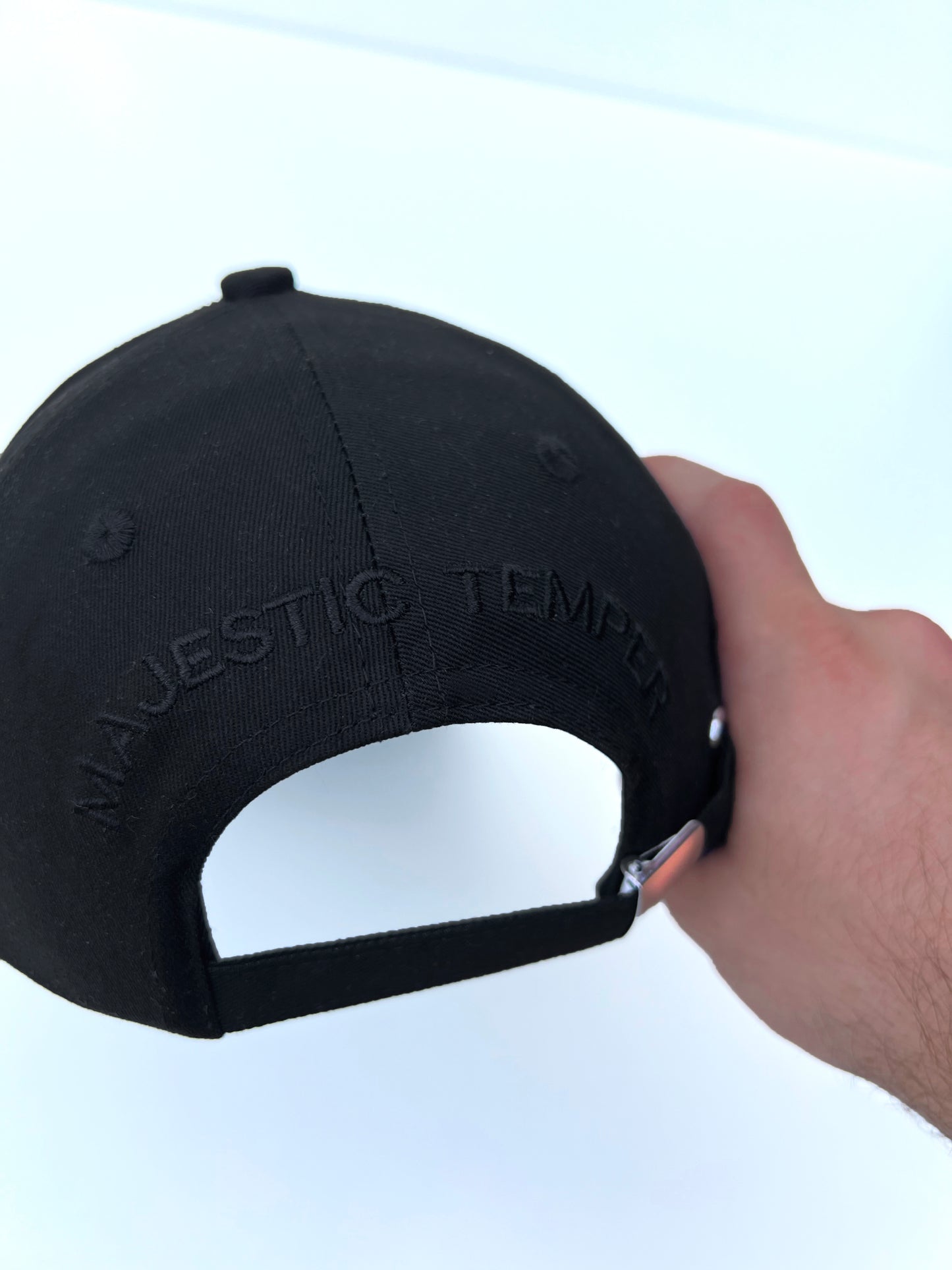 Vyriška juoda kepurė su deimanto formos metaliniu logotipu