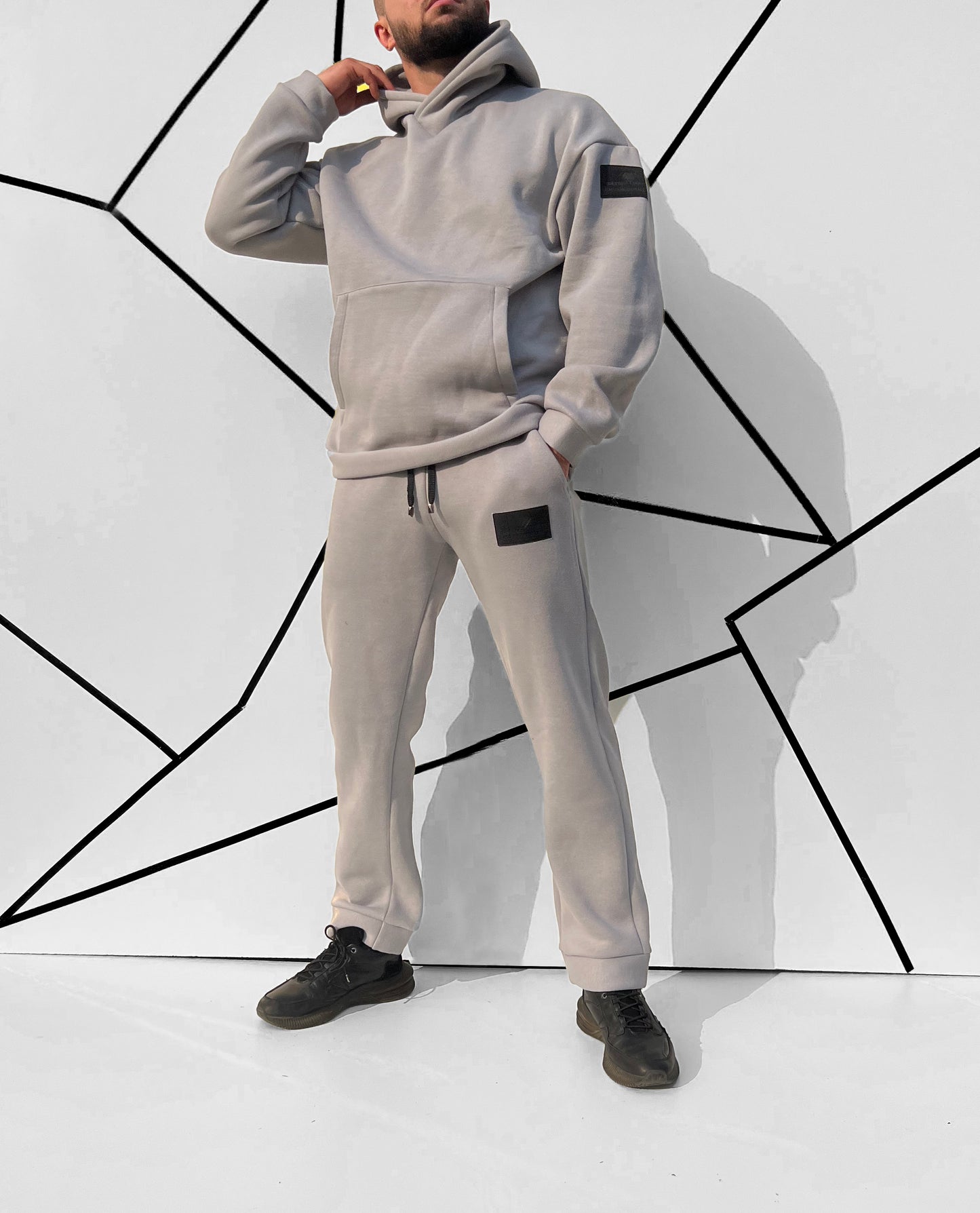 Vyriškas medvilninis treningas – pilkos spalvos oversized modelis