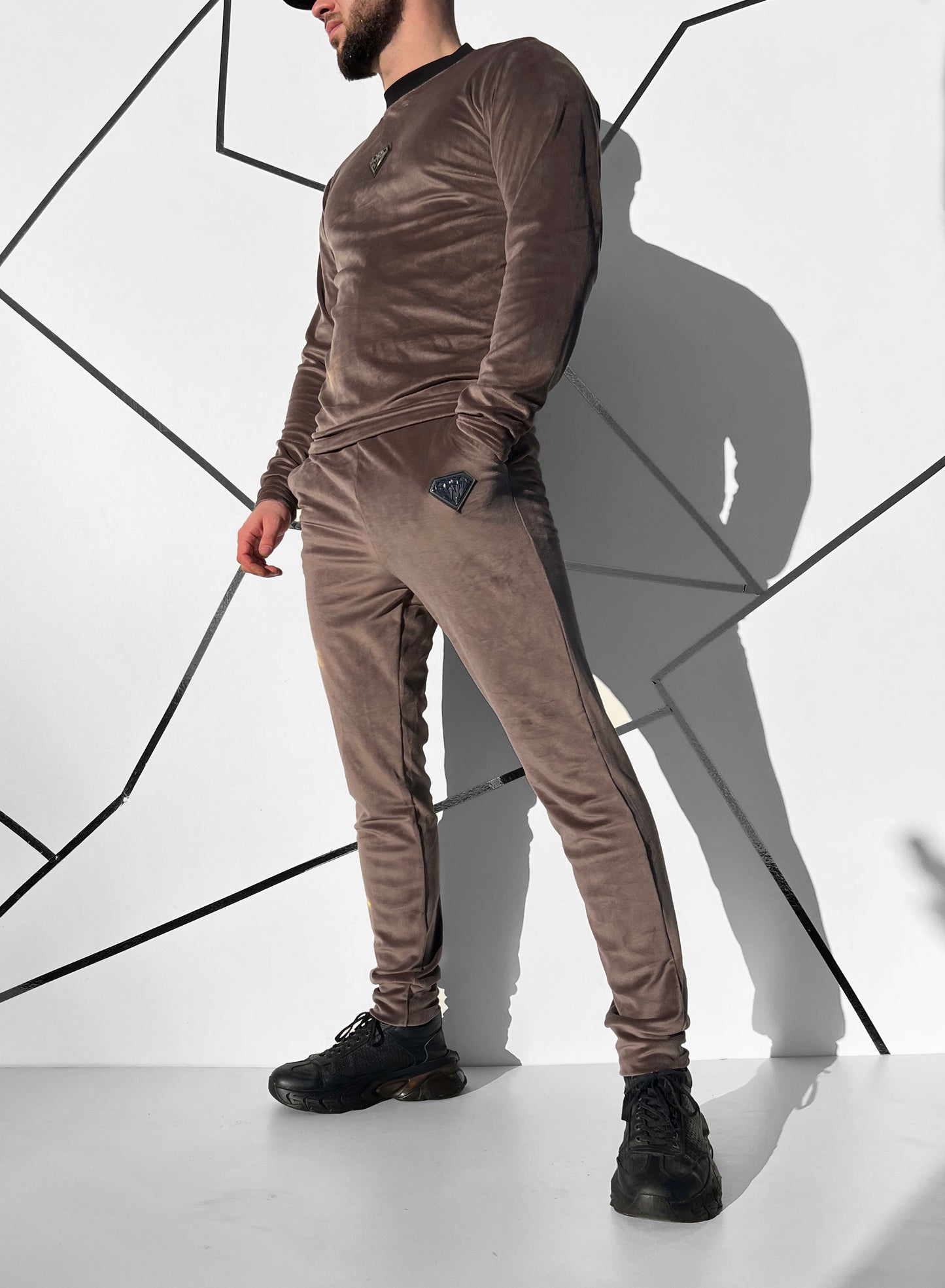 Kakavinis veliūrinis vyriškas laisvalaikio kostiumas 'Bodveto