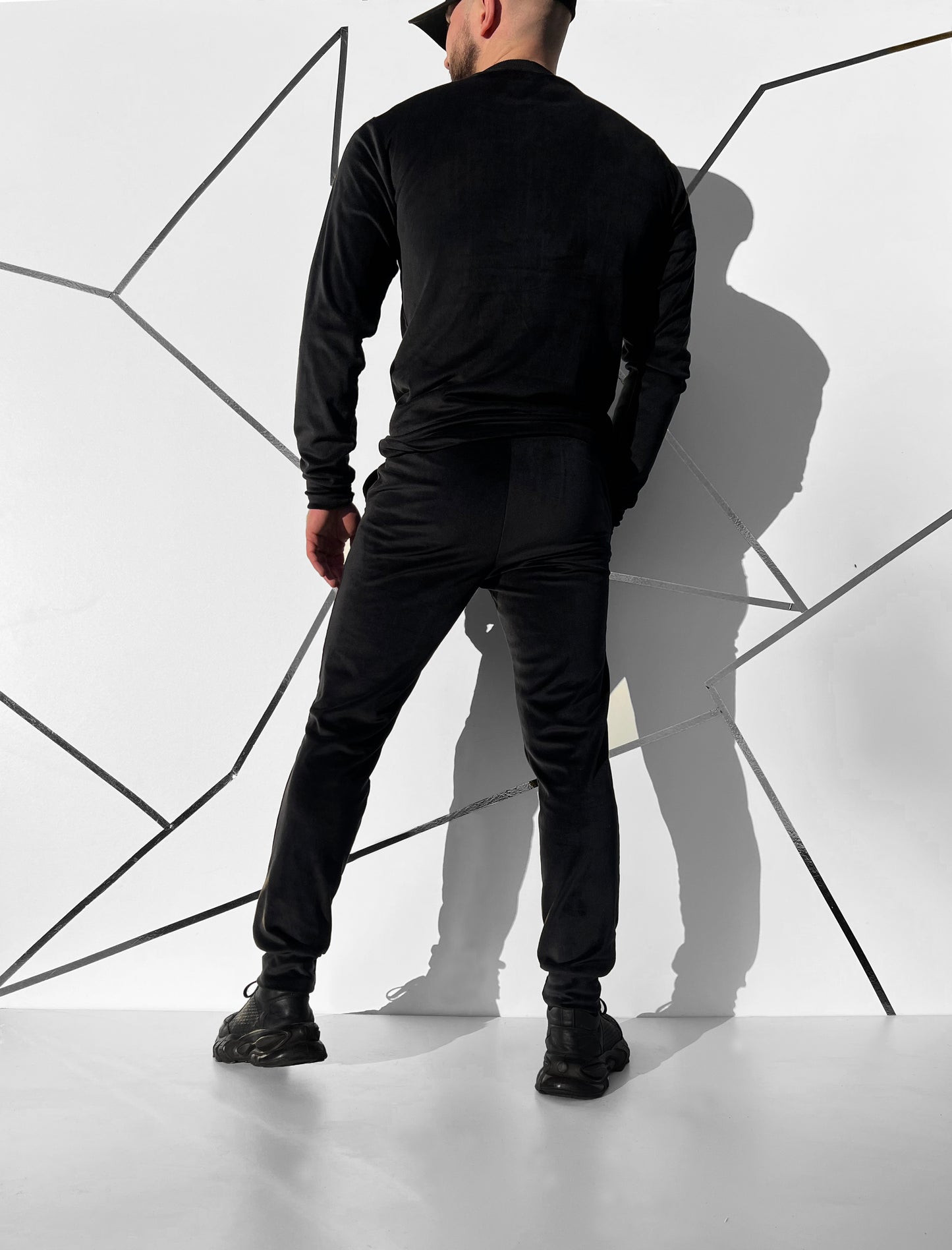 Juodas veliūrinis vyriškas laisvalaikio kostiumas 'Bodveto'